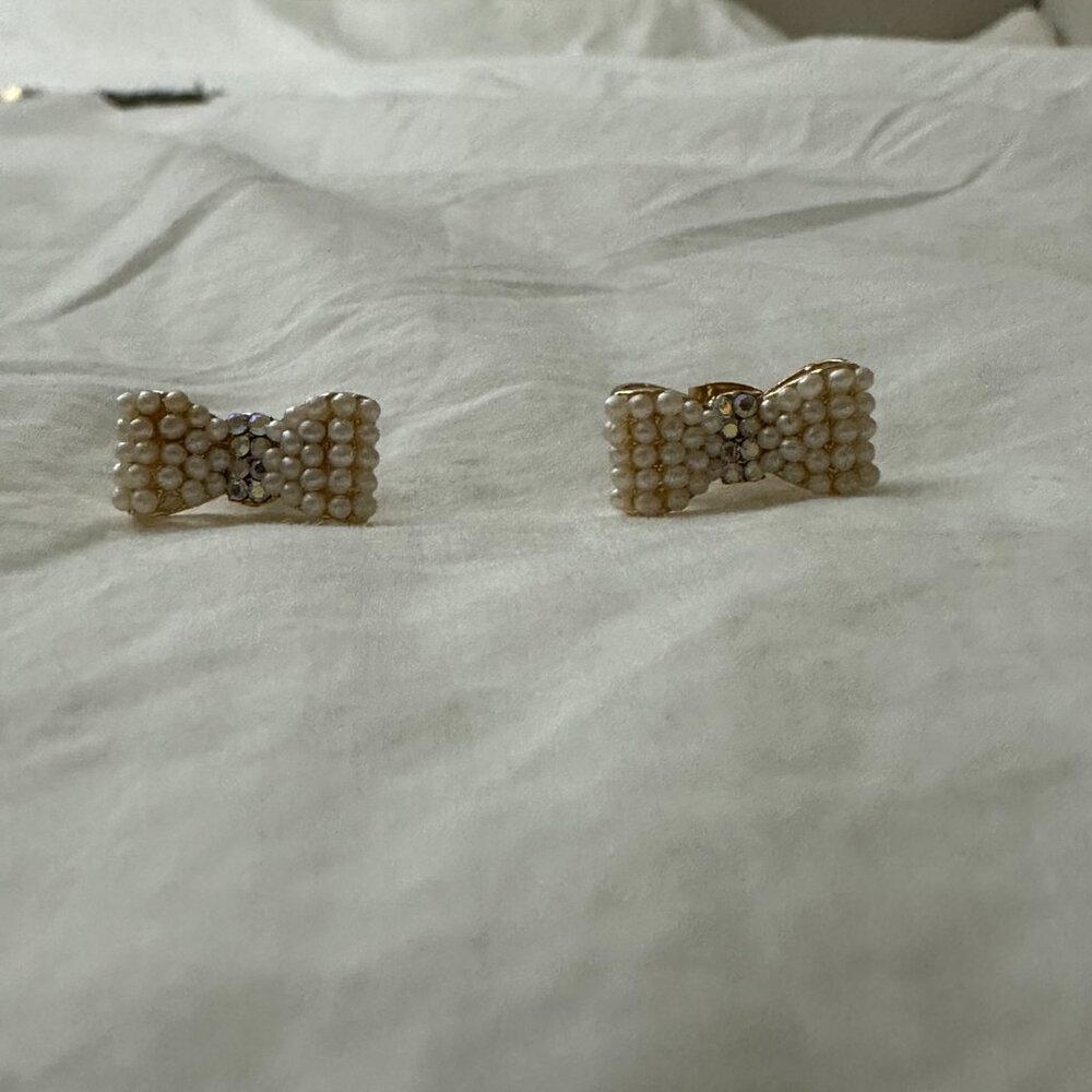 Pearl Ribbon Studs - Picture 4 of 4